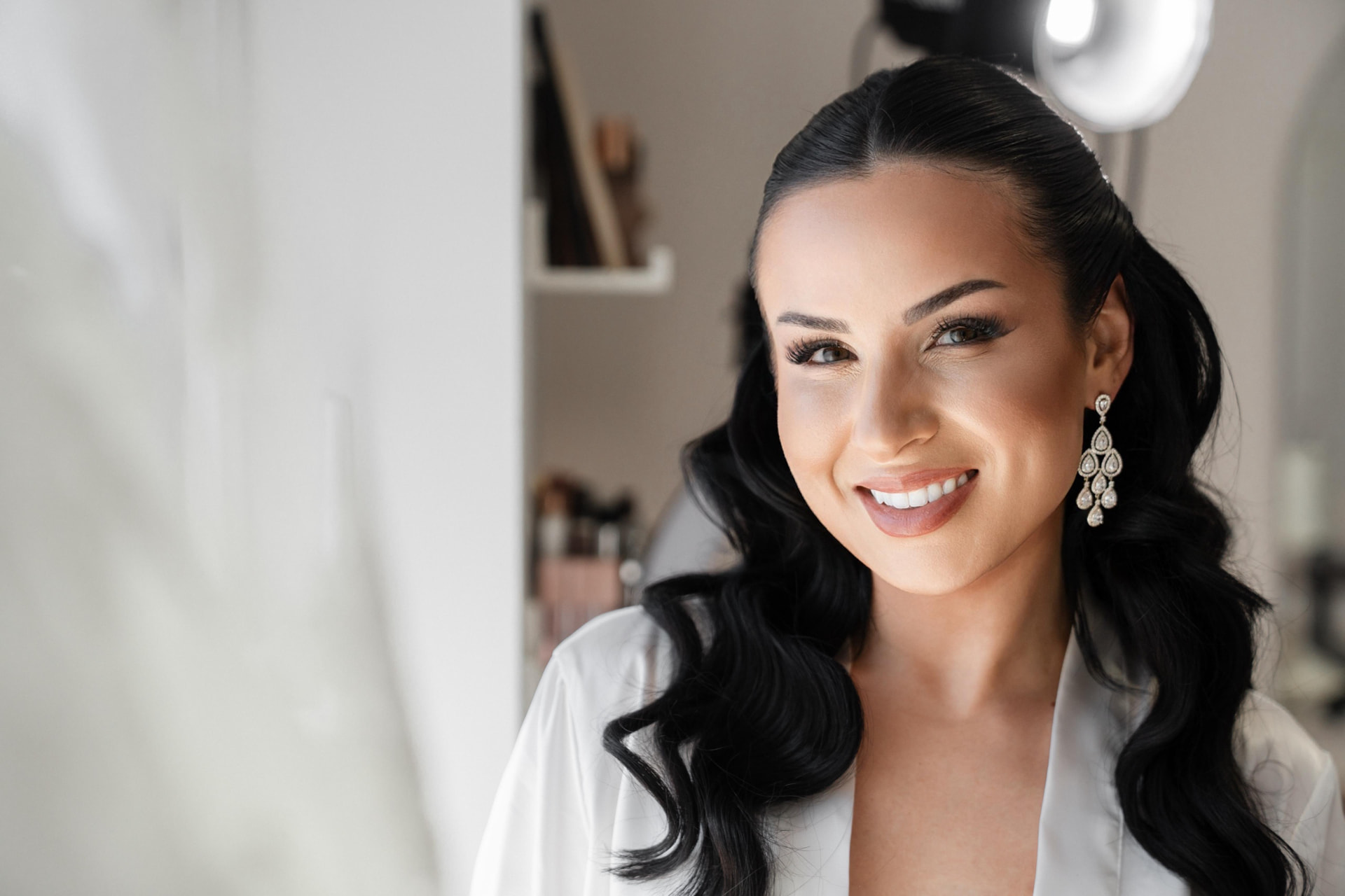 Braut beim Getting Ready mit Bridal Make-up