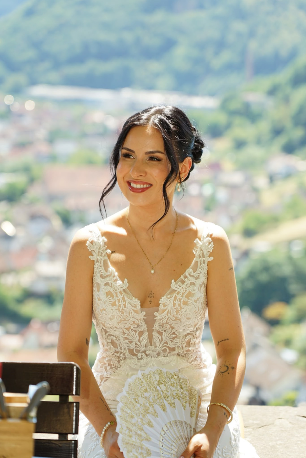 Braut in Seidenkleid mit natürlichem Make-up in warmen Nudetönen